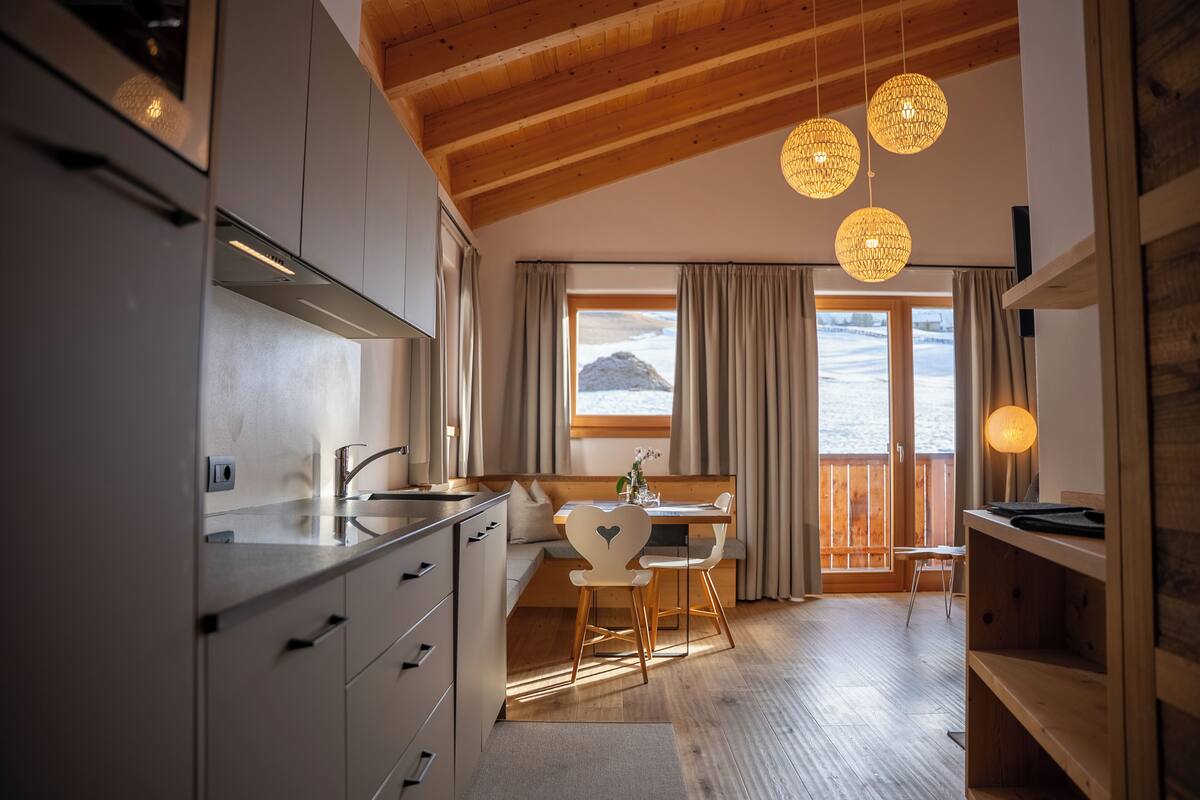 Conturines Lodge | Oppholdsområde | En 70-centimeters Flatskjerm-TV med kabel-kanaler