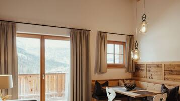 Lavarella Lodge | Wohnbereich | 70-cm-Flachbildfernseher mit Kabelempfang