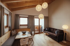 Conturines Lodge | Living area