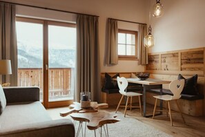 Lavarella Lodge | Wohnbereich | 70-cm-Flachbildfernseher mit Kabelempfang