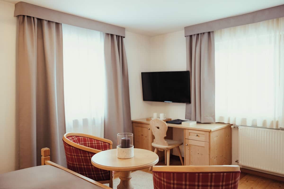 Gardenaccia Junior Suite | Sengetøy av topp kvalitet, dundyner, safe på rommet og skrivebord