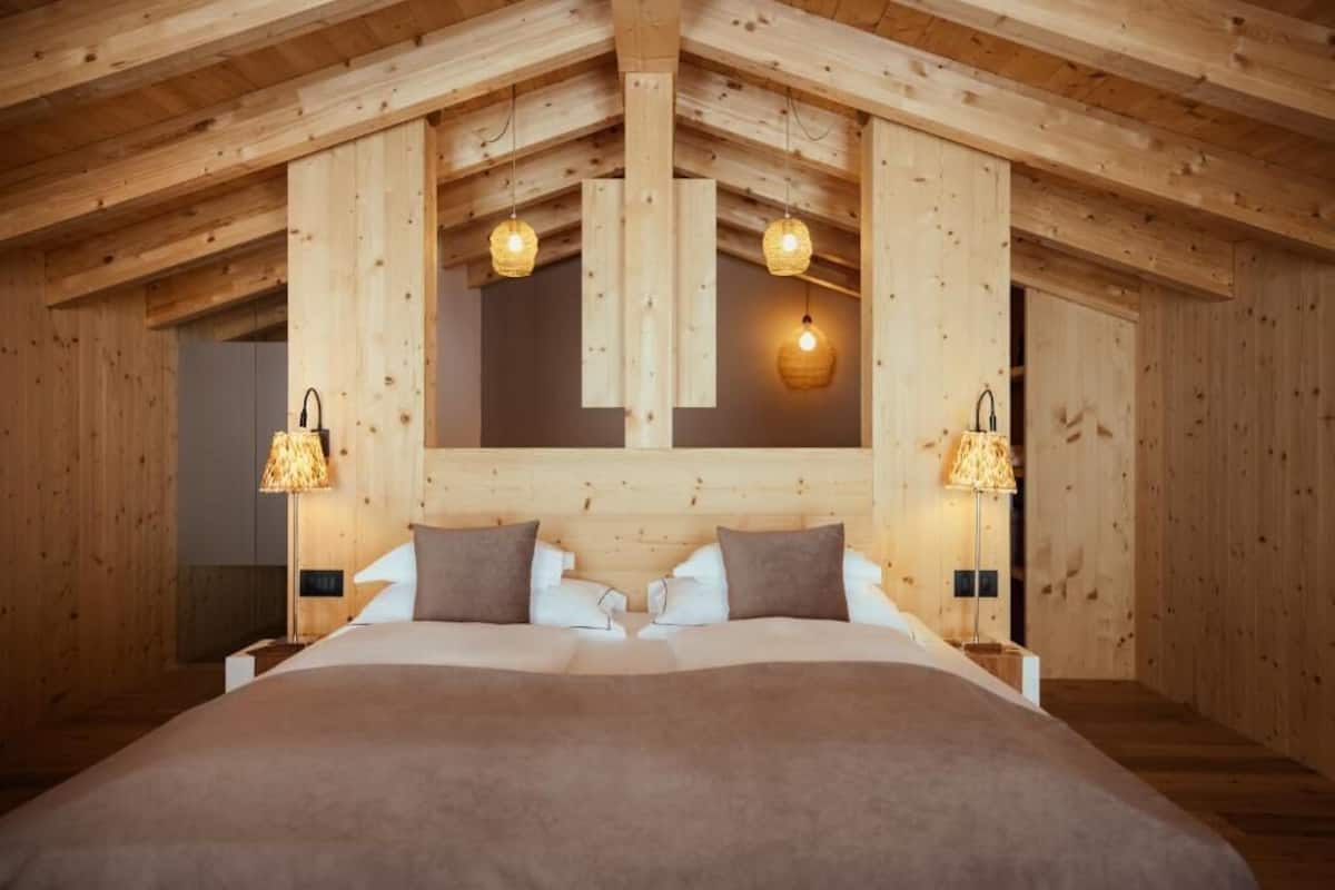 Settsass Panorama Suite | Sengetøy av topp kvalitet, dundyner, safe på rommet og skrivebord