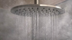 Un cabezal de ducha con múltiples chorros.
