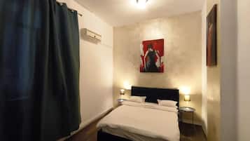 Habitación doble superior, vistas al patio | Caja fuerte, cortinas opacas, tabla de planchar con plancha