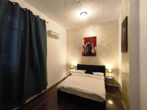 Unclassified image, 2 of 40, button - Antique Hostel (București)