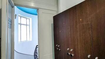 Felles sovesal – deluxe, hageutsikt | Innvendig