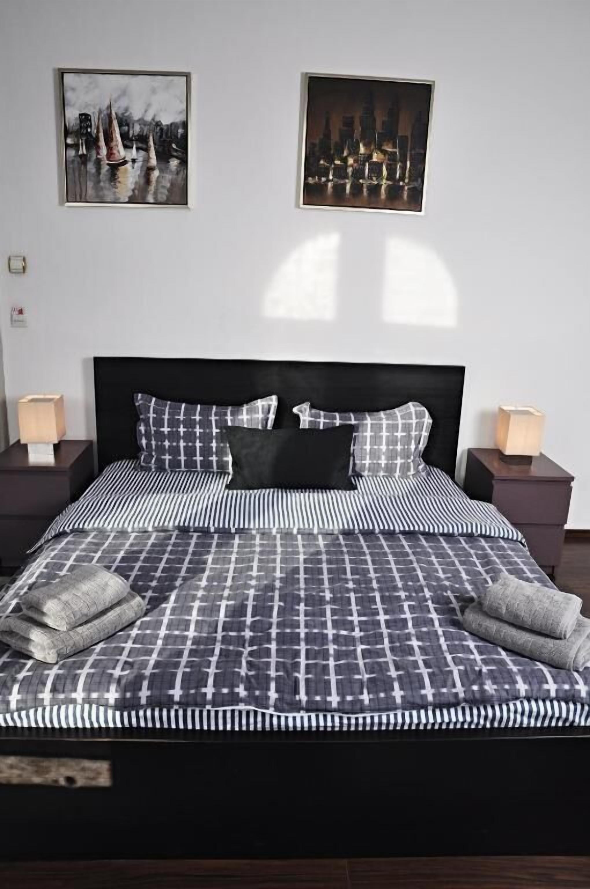 Deluxe Double Room, Balcony, Canal View | Peti besi dalam bilik, langsir/tirai gelap terus 