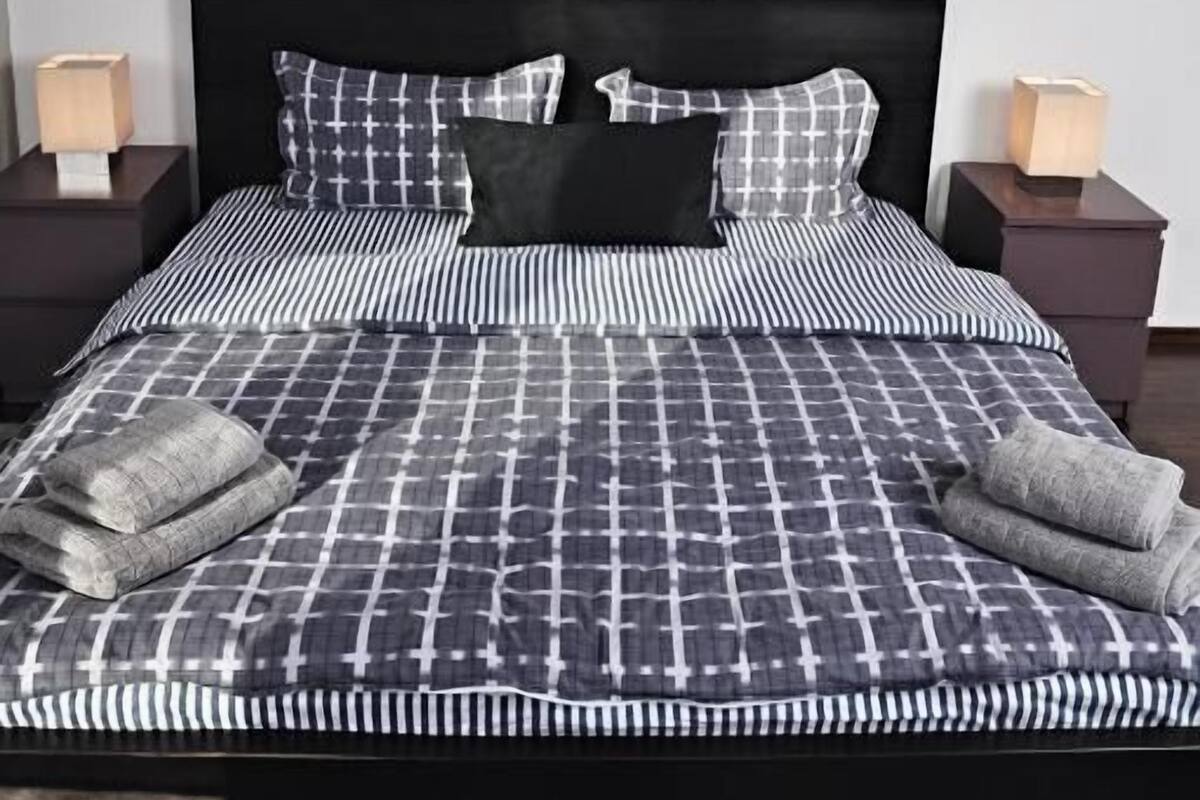 Deluxe Double Room, Balcony, Canal View | Peti besi dalam bilik, langsir/tirai gelap terus