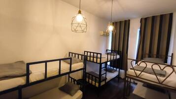 Felles sovesal – deluxe, balkong, kanalutsikt | Safe på rommet, blendingsgardiner og strykejern/-brett