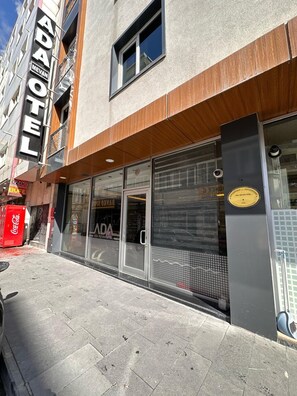 صورة غير مصنفة، 4 من 8، زرّ