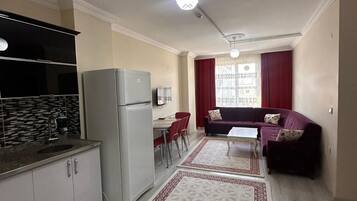 Familiesuite, 1 kingsize-seng med sovesofa, røyk, byutsikt | Oppholdsområde