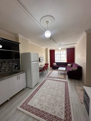 Suite Familiale, 1 très grand lit et 1 canapé-lit, fumeur, vue ville | Coin séjour