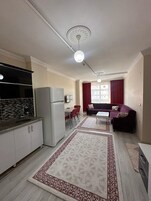 Family Süit, 1 En Büyük (King) Boy Yatak ve Çekyat, Sigara İçilebilir, Şehir Manzaralı | Oturma alanı