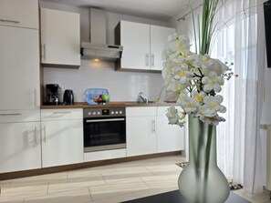 Jääkaappi, mikroaaltouuni, uuni, liesi