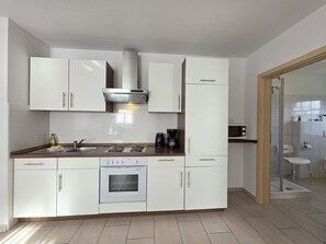 Frigorífico, microondas, horno y placa de cocina