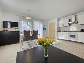 Frigorífico, microondas, horno y placa de cocina