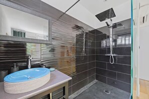 Shower, hair dryer, towels, soap - Keirane - California (Carqueiranne)
