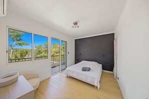 3 slaapkamers, een bureau, een strijkplank/strijkijzer, reisbedje