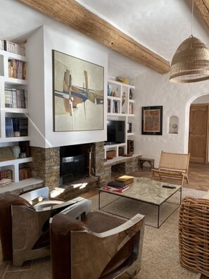 TV, fireplace, ping pong, books - Close to the beach and the village, Villa les Girelles - Sun and relaxation (La Croix-Valmer)