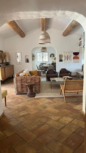 TV, fireplace, ping pong, books - Close to the beach and the village, Villa les Girelles - Sun and relaxation (La Croix-Valmer)