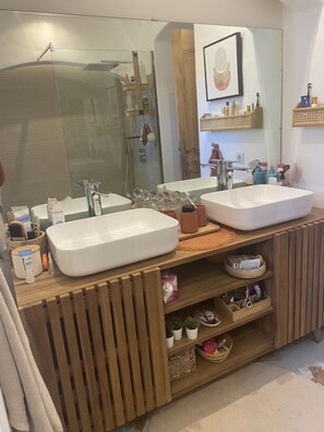 Shower, hair dryer, towels, soap - Close to the beach and the village, Villa les Girelles - Sun and relaxation (La Croix-Valmer)