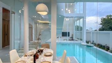 Bureau, espace de travail pour ordinateur portable, rideaux occultants