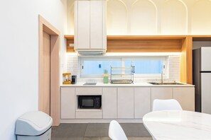 Fridge, microwave, cookware/dishes/utensils - The Pool Space - Hideaway Villa (Pattaya)