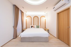 Desk, laptop workspace, blackout drapes, soundproofing - The Pool Space - Hideaway Villa (Pattaya)