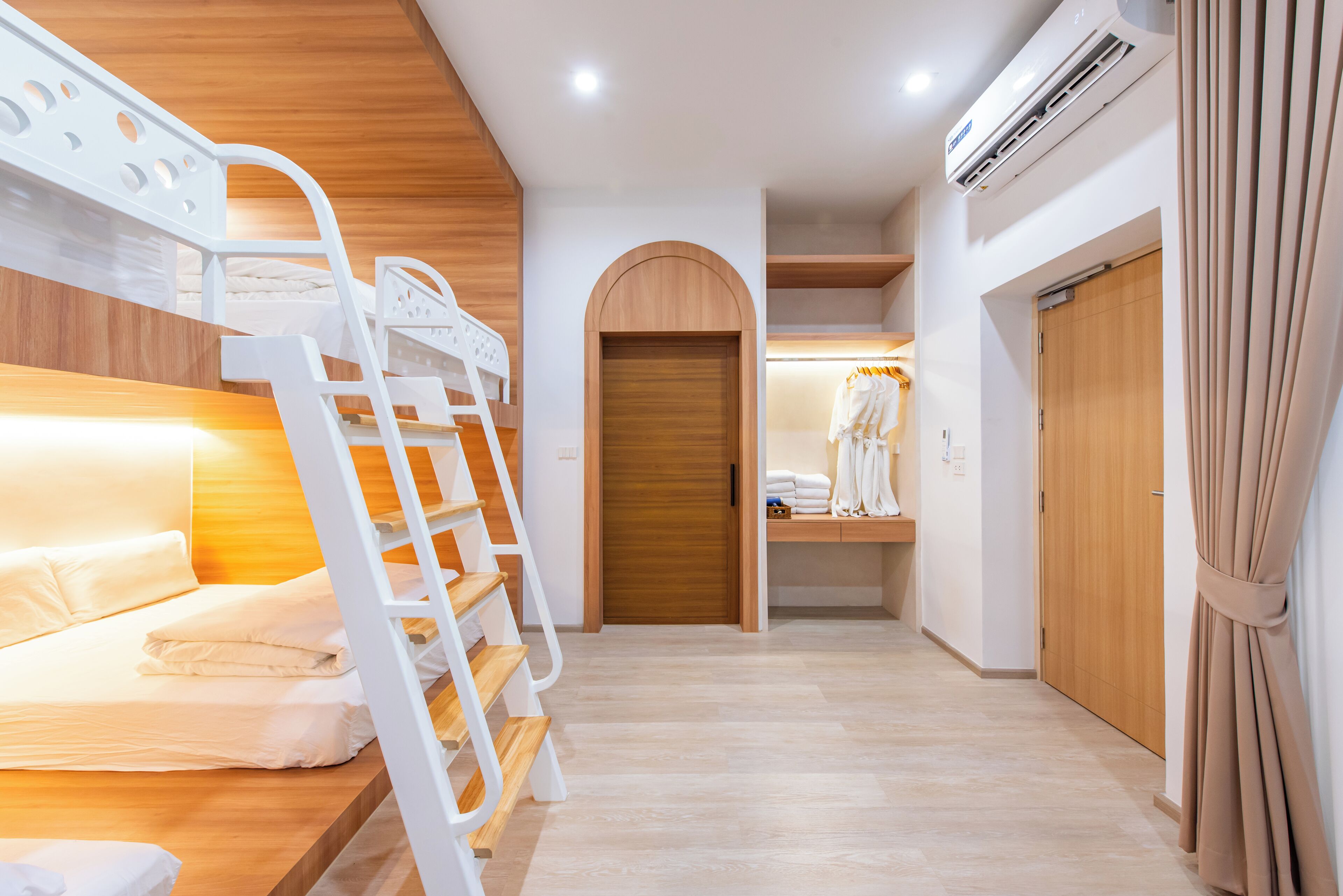 โต๊ะทำงาน, พื้นที่ทำงานแบบใช้แล็ปท็อป, ผ้าม่านกันแสง, ห้องเก็บเสียง