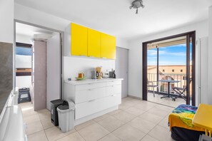 Fridge, microwave, oven, stovetop - Air-Conditioned 'Joli T2 Bis' Apartment near the Sea with Shared Pool and Balcony (Six-Fours-les-Plages)
