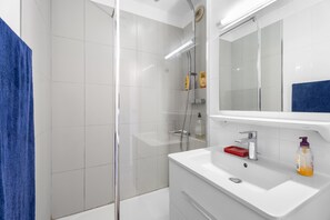 Dusche, Haartrockner, Handtücher