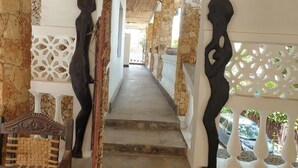 Una escalera con barandilla decorativa y vistas al exterior.