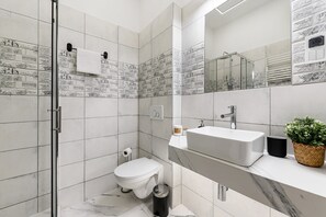 Comfort Apartment, Courtyard View | Bathroom - Lumina 4 rooms apart near Muzeum Sztuki (Łódź)
