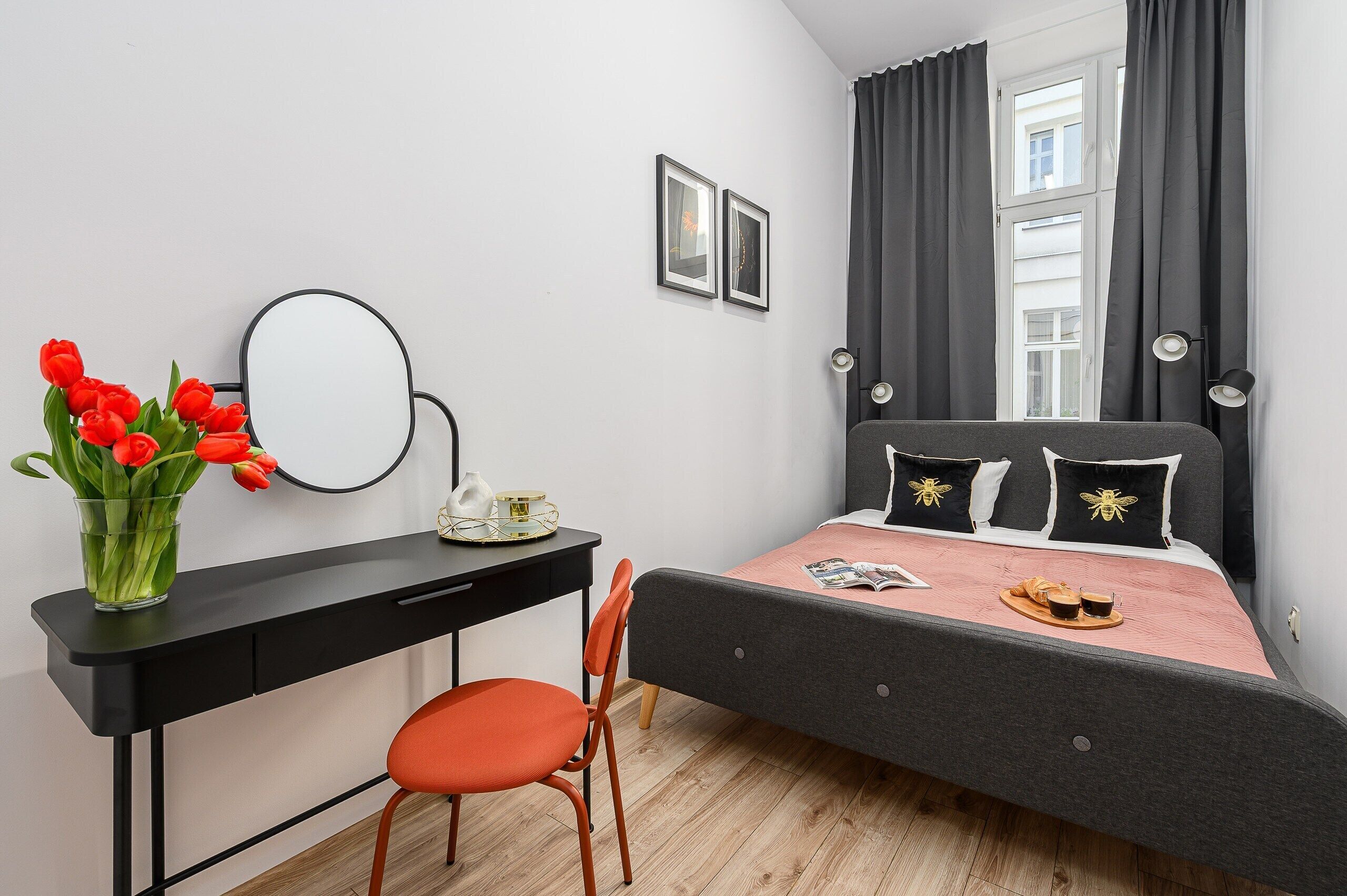 คอมฟอร์ทอพาร์ทเมนท์, วิวสวนหย่อม | ผ้าม่านกันแสง, ห้องเก็บเสียง, เตารีด/โต๊ะรีดผ้า, เปล/เตียงเด็กอ่อน