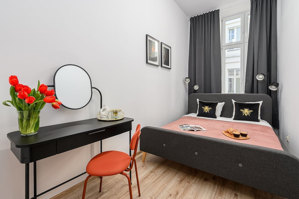 LÀgenhet Comfort - utsikt mot innergÄrden | MörklÀggningsgardiner, ljudisolering och strykjÀrn/strykbrÀda