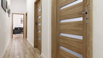 Appartement Confort, vue cour intérieure | Coin séjour | Télévision LCD de 40 pouces avec chaînes numériques