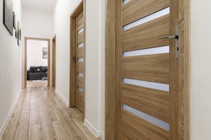 คอมฟอร์ทอพาร์ทเมนท์, วิวสวนหย่อม | บริเวณนั่งเล่น | ทีวีจอแอลซีดี 40 นิ้ว พร้อมช่องดิจิตอล