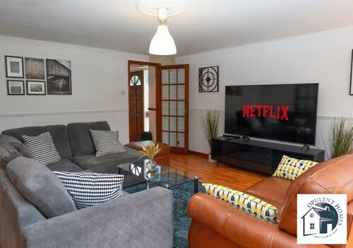 Tremendous 7-bedroom house in Reading perfect for family getaways