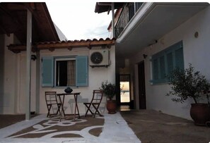 Exterior - Safe & Comfortable 1BR Seaside Apartment with A/C (KALAMATA)