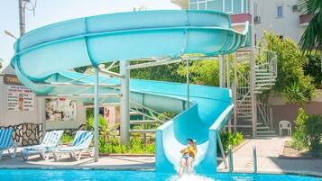 AuĂenpool (je nach Saison geöffnet), Cabañas (kostenlos), Sonnenschirme