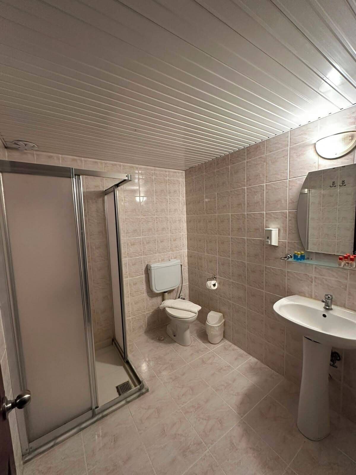 Chambre Triple Standard, balcon, vue partielle sur la mer | Salle de bain