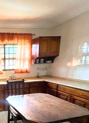 Private kitchen - Aburi Emerald Garden Retreat (Aburi)