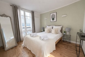 Tabla de planchar con plancha, wifi y ropa de cama