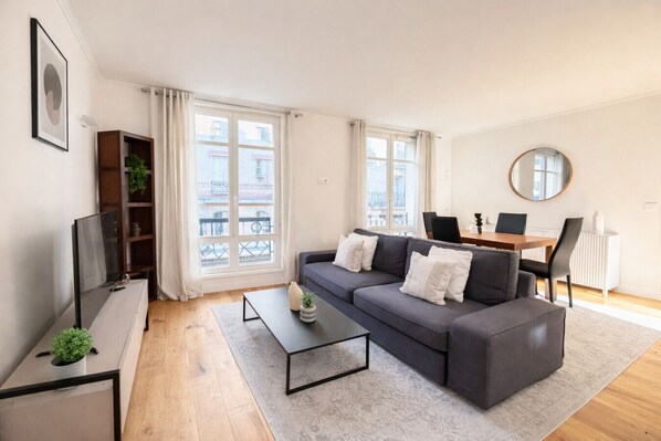 TV - Élégant Appartement 1 Chambre à Montparnasse (Paris)