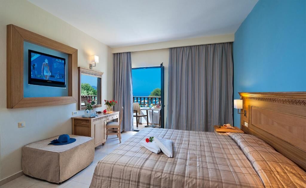 標準雙人或雙床房, 陽台, 部分海景 | 客房內保險箱、隔音、熨斗/熨衣板、免費無線上網