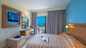 Camera Standard con letto matrimoniale o 2 letti singoli, balcone, vista mare parziale | Una cassaforte in camera, insonorizzazione, ferro/asse da stiro