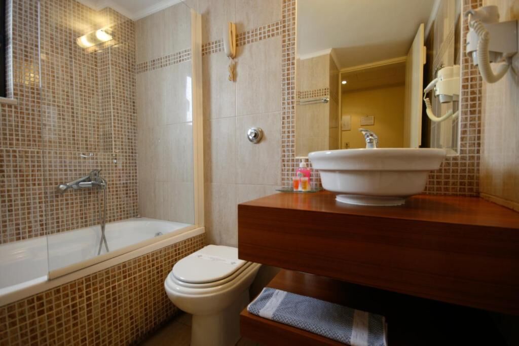 Habitación estándar con 1 cama doble o 2 individuales, balcón, vistas parciales al mar | Baño | Artículos de higiene personal gratuitos, secador de pelo y zapatillas