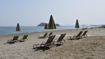 På stranden, strandtelt (mot et tillegg), solsenger og parasoller