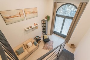 Appartement (1 Bedroom) | Aire de séjour | Téléviseur de 32 po avec télévision numérique