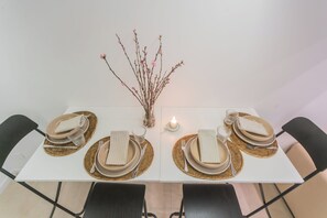 公寓 (1 Bedroom) | 私人厨房 | 微波炉、意式浓缩咖啡机、高脚椅